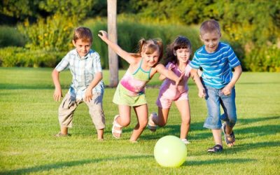 Cómo ayudar a los niños a comer  menos y jugar más