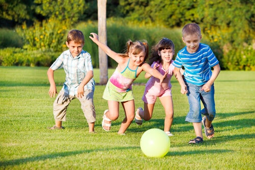 Cómo ayudar a los niños a comer  menos y jugar más