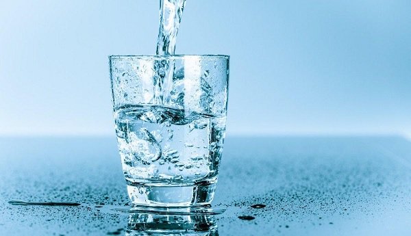 Varias formas de consumir ocho vasos de agua al día