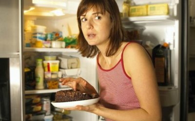 Cómo controlar el hambre por estrés mientras estás en casa